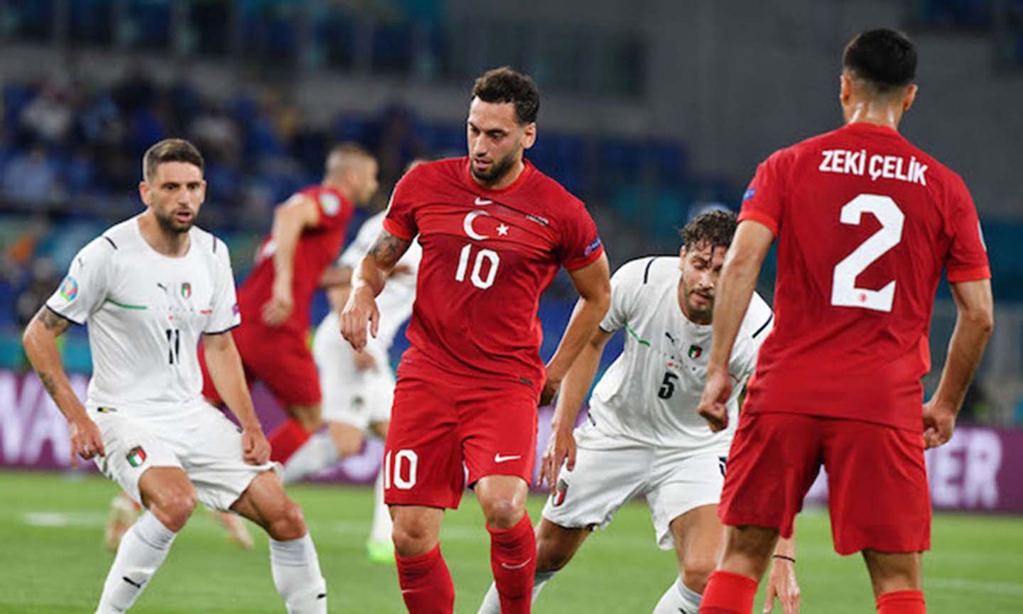 Thổ Nhĩ Kỳ (áo đỏ) rời giải đấu với 0 điểm, không ghi được bàn thắng nào và để thủng lưới đến 7 bàn. Ảnh: Vietnamnet.vn