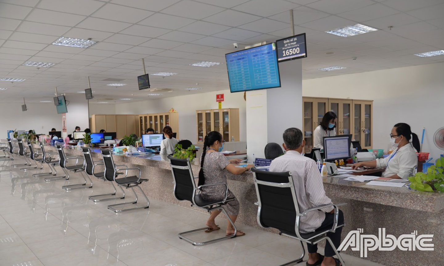  Tiền Giang đẩy mạnh cải cách hành chính để phục vụ người dân và doanh nghiệp (ảnh chụp tại Trung tâm Phục vụ hành chính công tỉnh).
