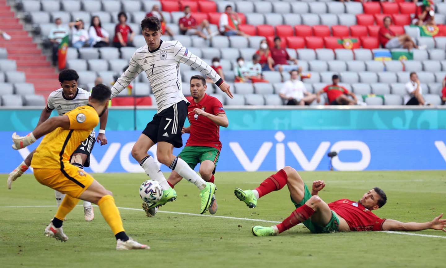Các cầu thủ phòng ngự của Bồ Đào Nha (áo đỏ) đã chơi không tốt ở vòng đấu bảng. Ảnh: Vietnamnet.vn