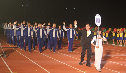 Giám đốc Trung tâm ĐT-HL-TĐ TDTT tỉnh dẫn đầu Đoàn Thể thao Tiền Giang diễu hành tại Đại hội Thể thao ĐBSCL lần thứ VII.