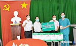 Ngân hàng Chính sách xã hội Tiền Giang tặng thiết bị y tế cho Bệnh viện Dã chiến số 1