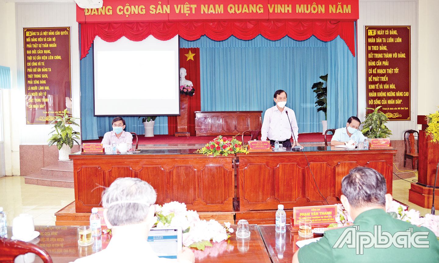 Đồng chí Nguyễn Văn Vĩnh phát biểu tại buổi làm việc với các huyện, thị phía Đông về  công tác phòng, chống dịch Covid-19 vào sáng ngày 6-7.