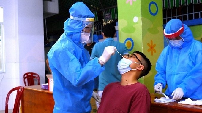 Medical staff taking samples for SARS-CoV-2 testing in Tan Binh District, Ho Chi Minh City. (Photo: NDO).