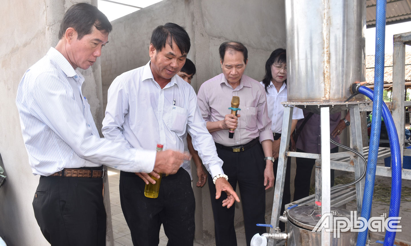 Tác giả Huỳnh Ngọc Mừng giới thiệu về quy trình chưng cất tinh dầu.