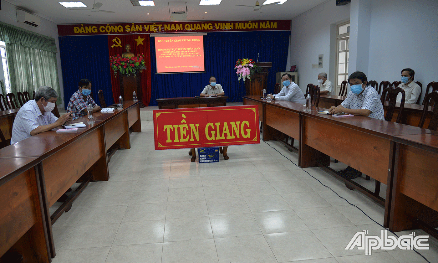 Phó Trưởng Ban Tuyên giáo Tỉnh ủy Nguyễn Thanh Hiền chủ trì hội nghị tại điểm cầu Tiền Giang.