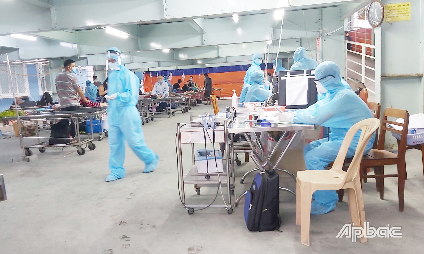 Bệnh viện đa khoa trung tâm Tiền Giang bố trí khu vực tiếp nhận bệnh nhân cấp cứu dã chiến trong lúc chờ kết quả tầm soát Covid-19 trước khi nhập viện.