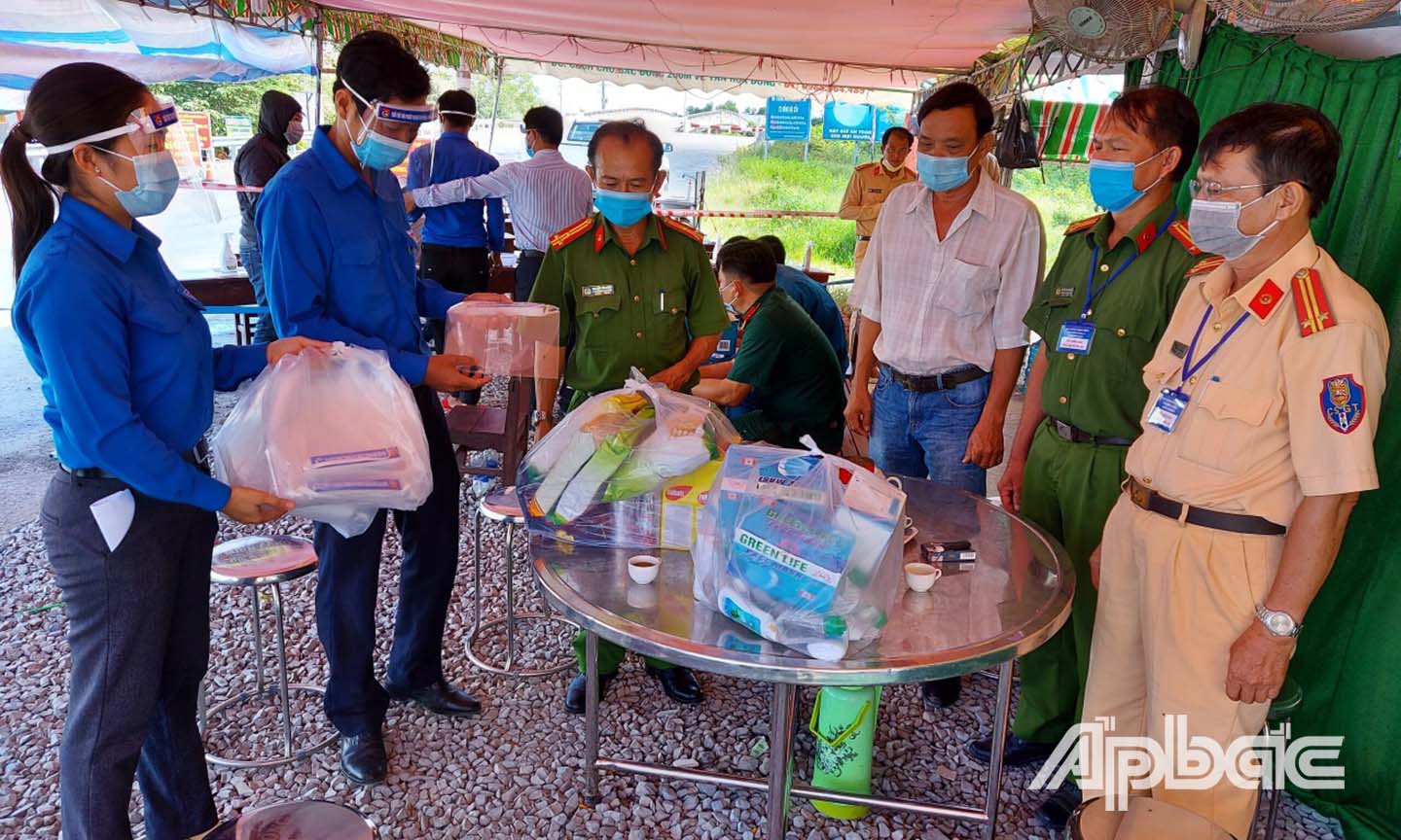 Ban Thường vụ Huyện đoàn Tân Phước tặng quà động viên lực lượng thực hiện nhiệm vụ tại các chốt kiểm soát y tế.