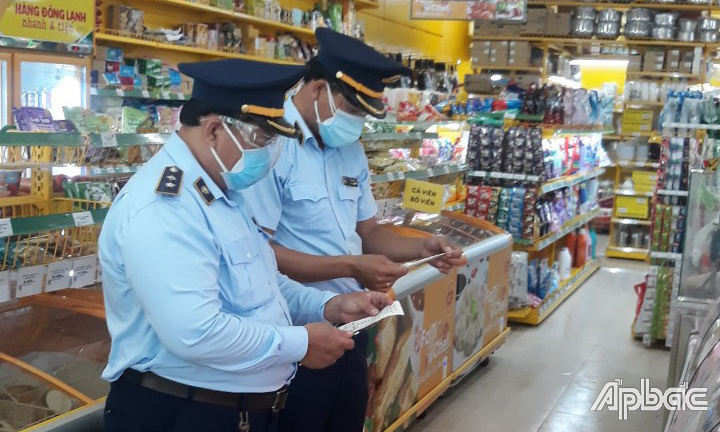 Lực lượng QLTT kiểm tra một cửa hàng Bách Hóa Xanh tại xã Bình Phục Nhứt, huyện Chợ Gạo.
