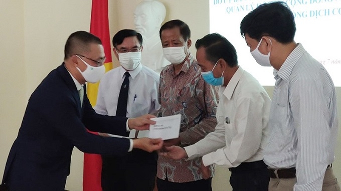  Vietnamese Ambassador to Cambodia Vu Quang Minh handed over a cash donation worth US$85,000 to diplomatic missions and Khmer-Vietnam Association in Cambodia. (Photo: NDO).