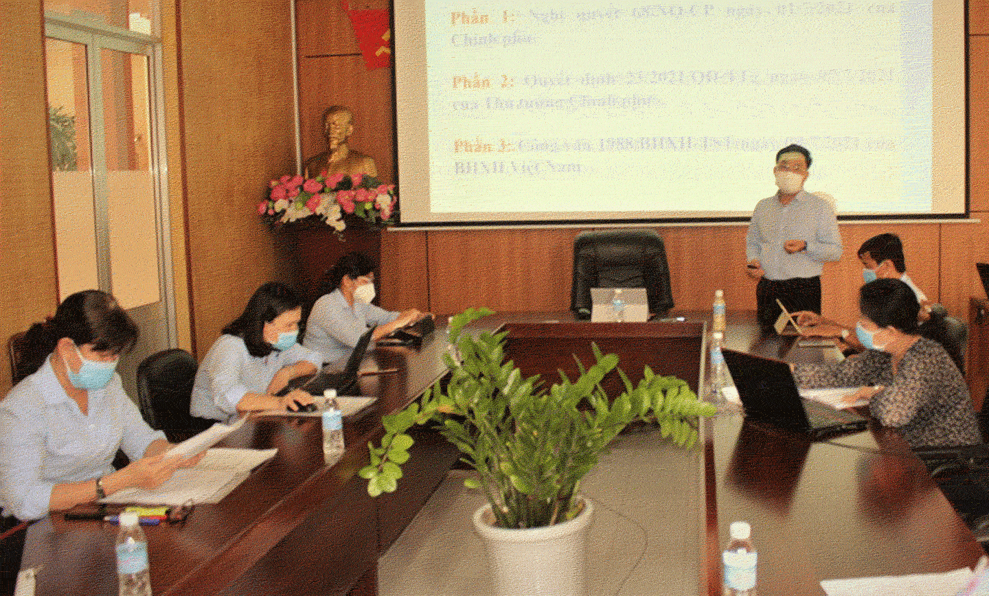 Ông Võ Khánh Bình – Giám đốc BHXH tỉnh hướng dẫn các nội dung cơ bản Nghị quyết số 68/ NQ-CP, Quyết định số 23/QĐ-TTg, Công văn số 1988/BHXH-TST.