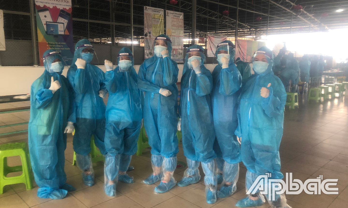 Nhóm sinh viên tình nguyện Trường Cao đẳng Y tế Tiền Giang hỗ trợ lấy mẫu test nhanh cho công nhân tại các  khu công nghiệp. 