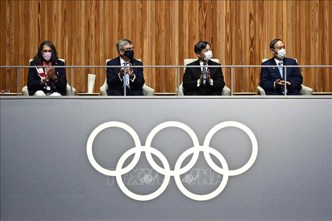 Nhật hoàng Naruhito (thứ 2, phải), Thủ tướng Nhật Bản Suga Yoshihide Suga (phải) và Chủ tịch Ủy ban Olympic quốc tế (IOC) dự lễ khai mạc Olympic Tokyo 2020 tại sân vận động Olympic ở thủ đô Tokyo, Nhật Bản, ngày 23/7/2021. Ảnh: AFP/TTXVN