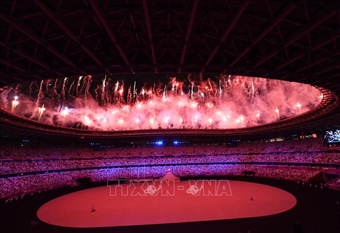 Màn trình diễn pháo hoa tại lễ khai mạc Olympic Tokyo 2020 trên sân vận động Olympic ở thủ đô Tokyo, Nhật Bản, ngày 23/7/2021. Ảnh: AFP/TTXVN