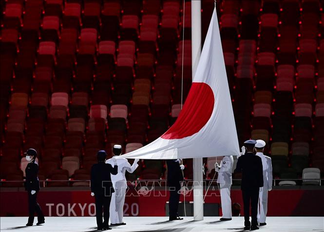 Lễ thượng cờ Nhật Bản tại lễ khai mạc Olympic Tokyo 2020 trên sân vận động Olympic ở thủ đô Tokyo, Nhật Bản, ngày 23/7/2021. Ảnh: AFP/TTXVN