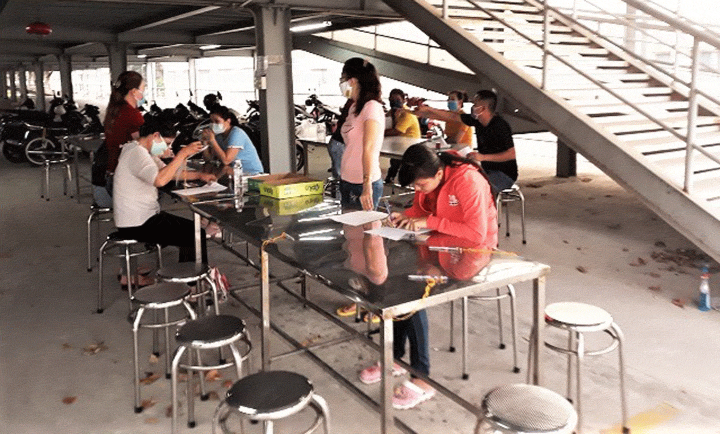 Người lao động ký tạm hoãn hợp đồng lao động tại Khu công nghiệp Tân Hương.