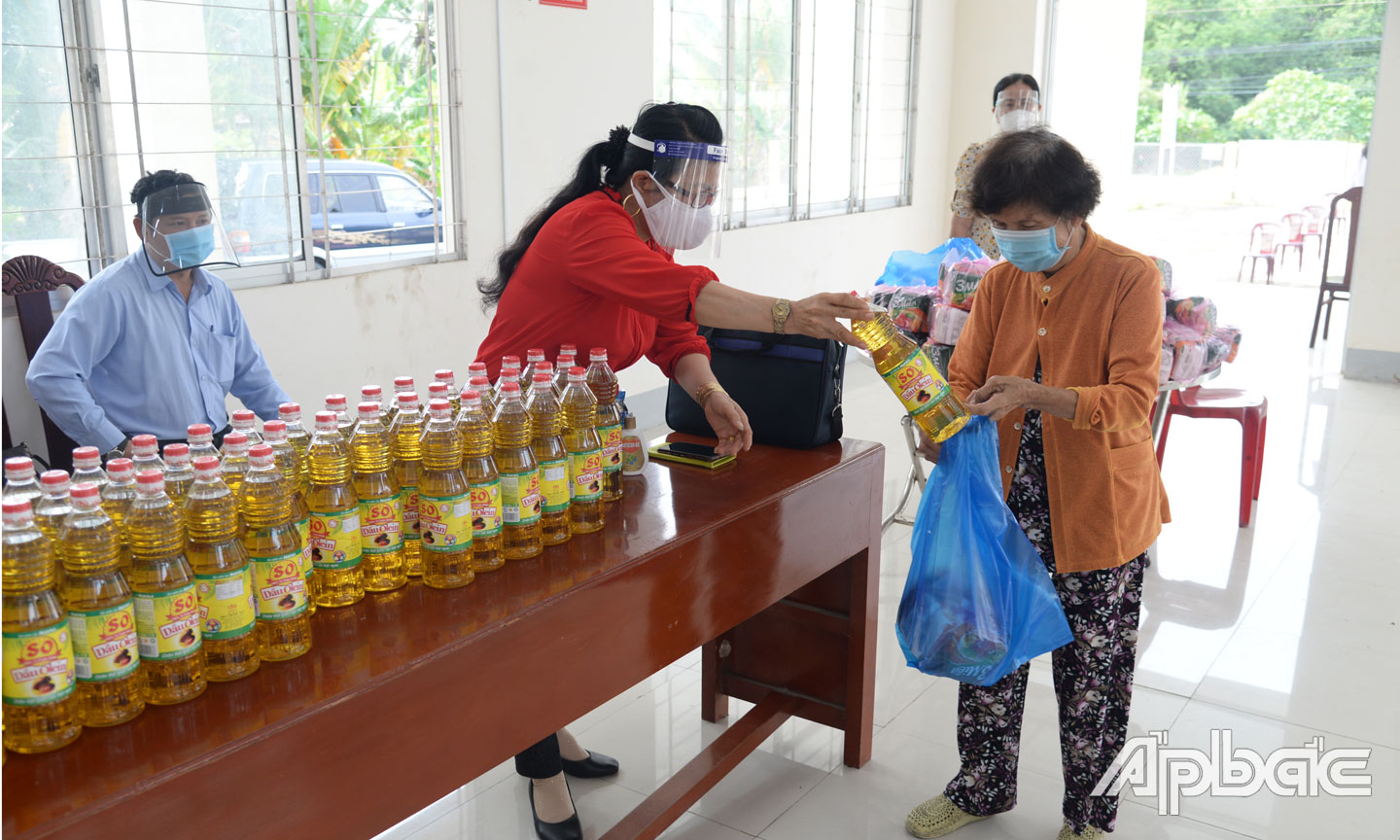 Người dân xã Bình Ninh nhận nhu yếu phẩm tại “Gian hàng 0 đồng”.