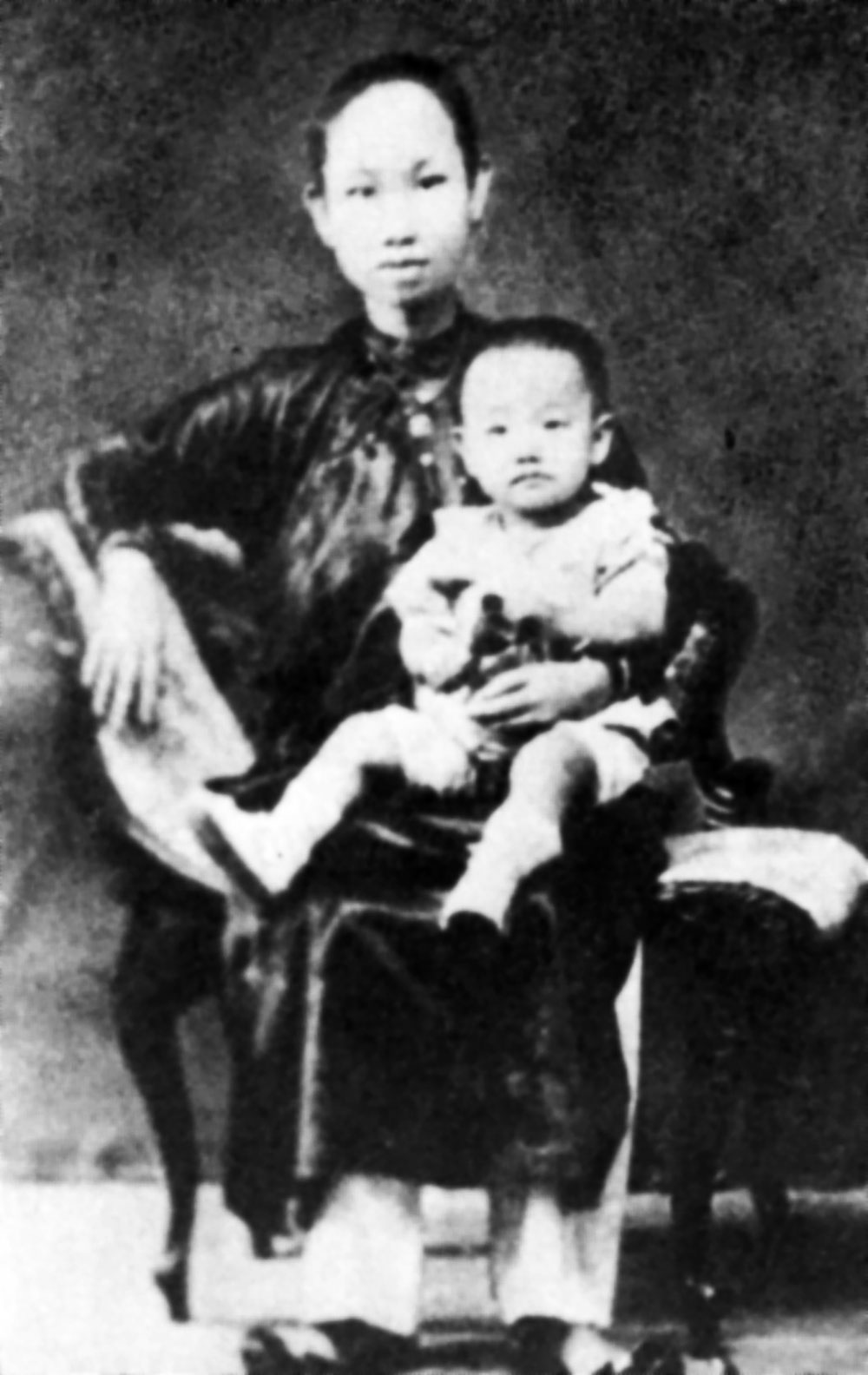 Bà Nguyễn Thị Dành và con trai Trần Văn Khê (ảnh chụp năm 1922)