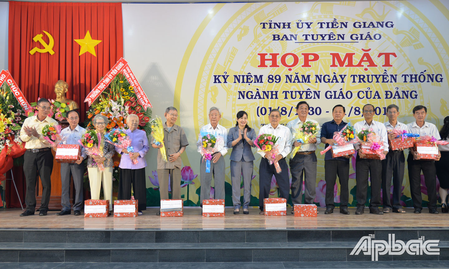 Lãnh đạo Ban Tuyên giáo Tỉnh ủy tặng hoa và quà cho các đồng chí nguyên lãnh đạo ngành Tuyên giáo của tỉnh nhân kỷ niệm 89 năm Ngày Truyền thống Tuyên giáo của Đảng.