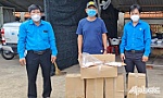 Liên đoàn Lao động huyện Châu Thành tặng quà công nhân, lao động đang thực hiện 