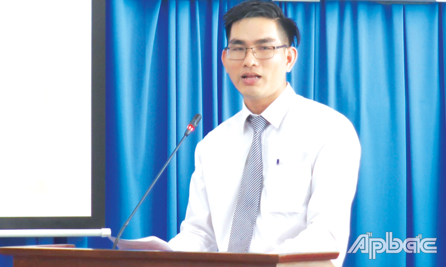 Anh Son báo cáo thành tích tại Hội nghị sơ kết 5 năm (2016 - 2021) thực hiện Chỉ thị 05 do Huyện ủy Tân Phú Đông tổ chức.