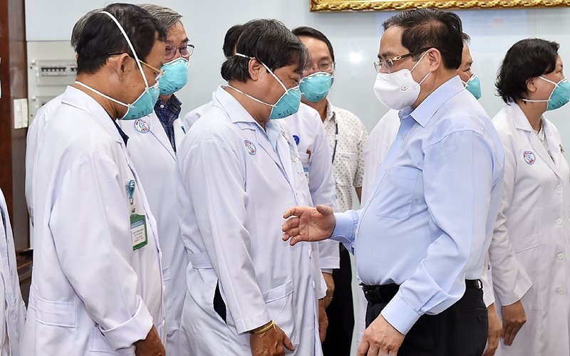 Prime Minister Pham Minh Chinh visits and gives encouragement to medical workers at Ho Chi Minh City-based Cho Ray Hospital on May 13, 2021. (Photo: VGP).