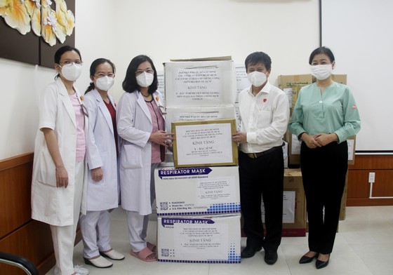 Đại diện đoàn Hội Nhà báo TPHCM trao tặng quà hỗ trợ các y bác sĩ BV Hùng Vương.