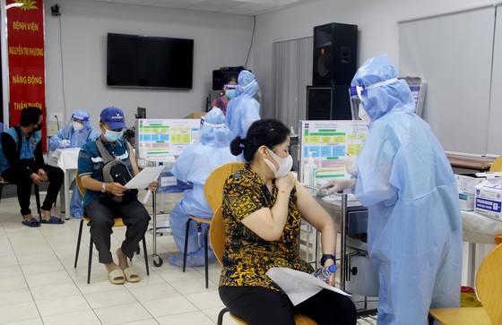 Các y bác sĩ BV Nguyễn Tri Phương đang tiêm vaccine cho người dân.