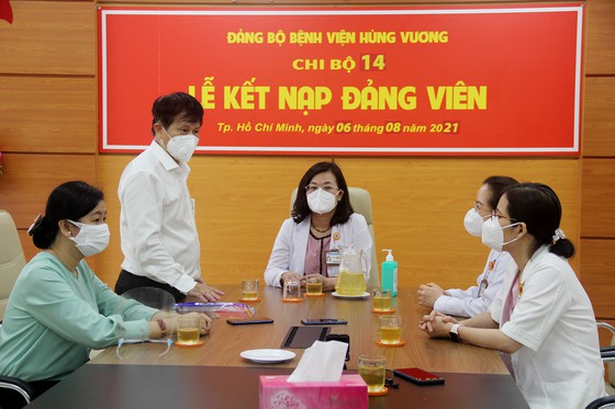 Đại diện đoàn Hội Nhà báo TPHCM, nhà báo Trần Trọng Dũng thăm hỏi các y bác sĩ BV Hùng Vương 42 cơ quan báo chí hỗ trợ y bác sĩ tuyến đầu chống dịch tại TPHCM.