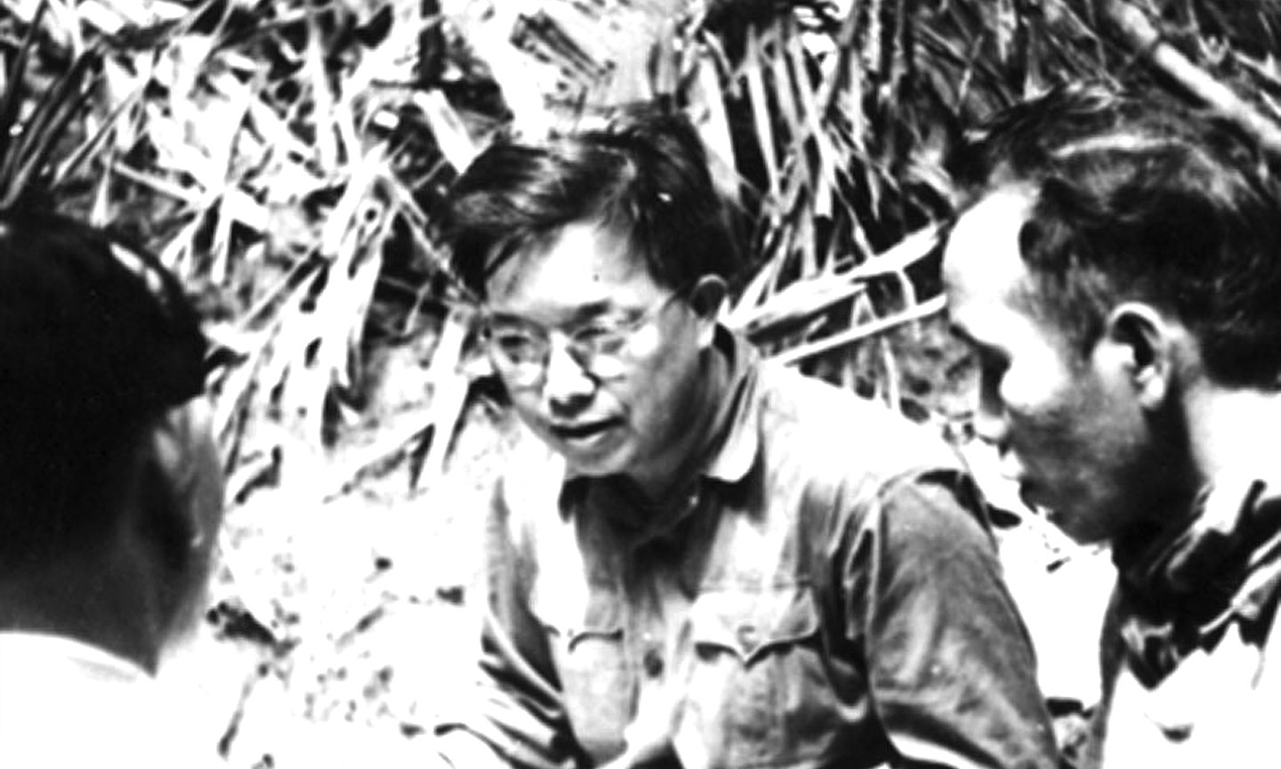 Đồng chí Lê Quang Đạo (giữa) tại Mặt trận Quảng Trị (năm 1972).   