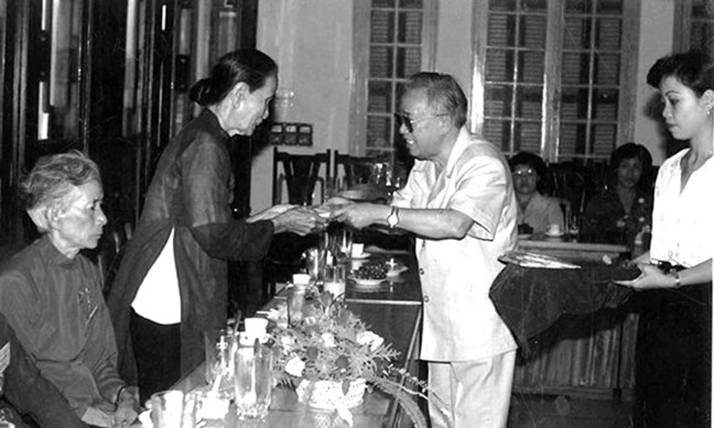 Chủ tịch Lê Quang Đạo tiếp đoàn đại biểu Mẹ Việt Nam Anh hùng đến thăm MTTQ Việt Nam vào năm 1998.