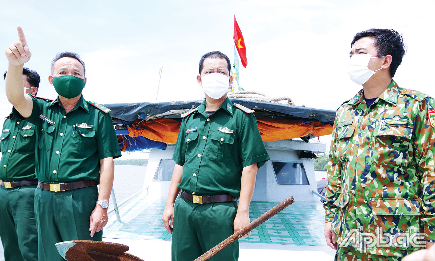 Tổ kiểm soát dịch bệnh Covid-19 trên biển của Đồn Biên phòng Kiểng Phước giám sát, ngăn chặn các phương tiện từ huyện Cần Giờ, TP. Hồ Chí Minh  sang Tiền Giang.