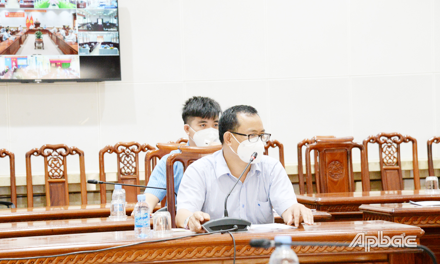 Tiến sĩ Hoàng Trọng Hanh, thành viên Tổ công tác Bộ Y tế trao đổi về vấn đề tiếp nhận và sàng lọc F0 tại  cơ sở điều trị