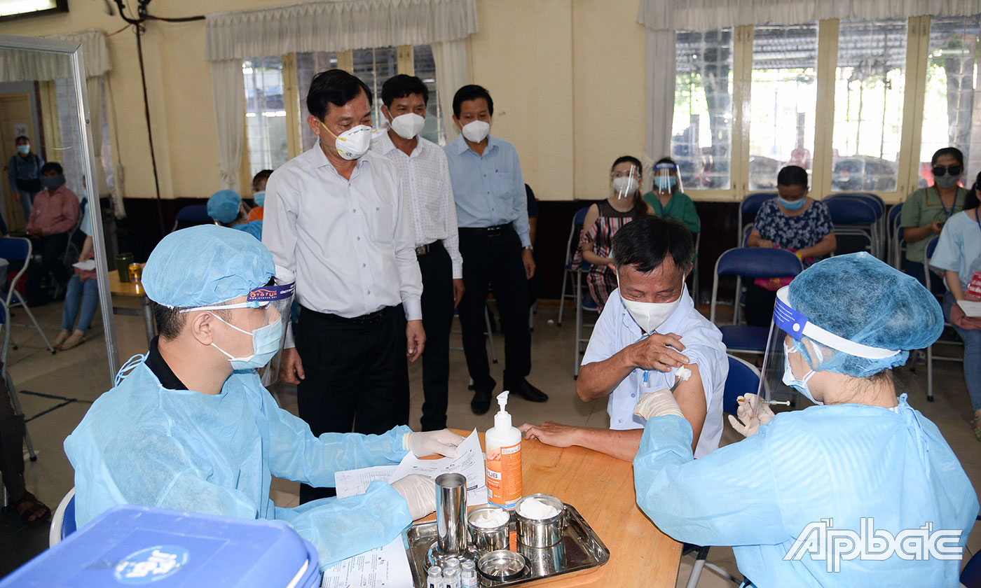 Đồng chí Nguyễn Văn Vĩnh kiểm tra công tác tiêm chủng vaccine phòng Covid-19 tại điểm tiêm chủng ở Nhà văn hóa tỉnh (TP. Mỹ Tho).