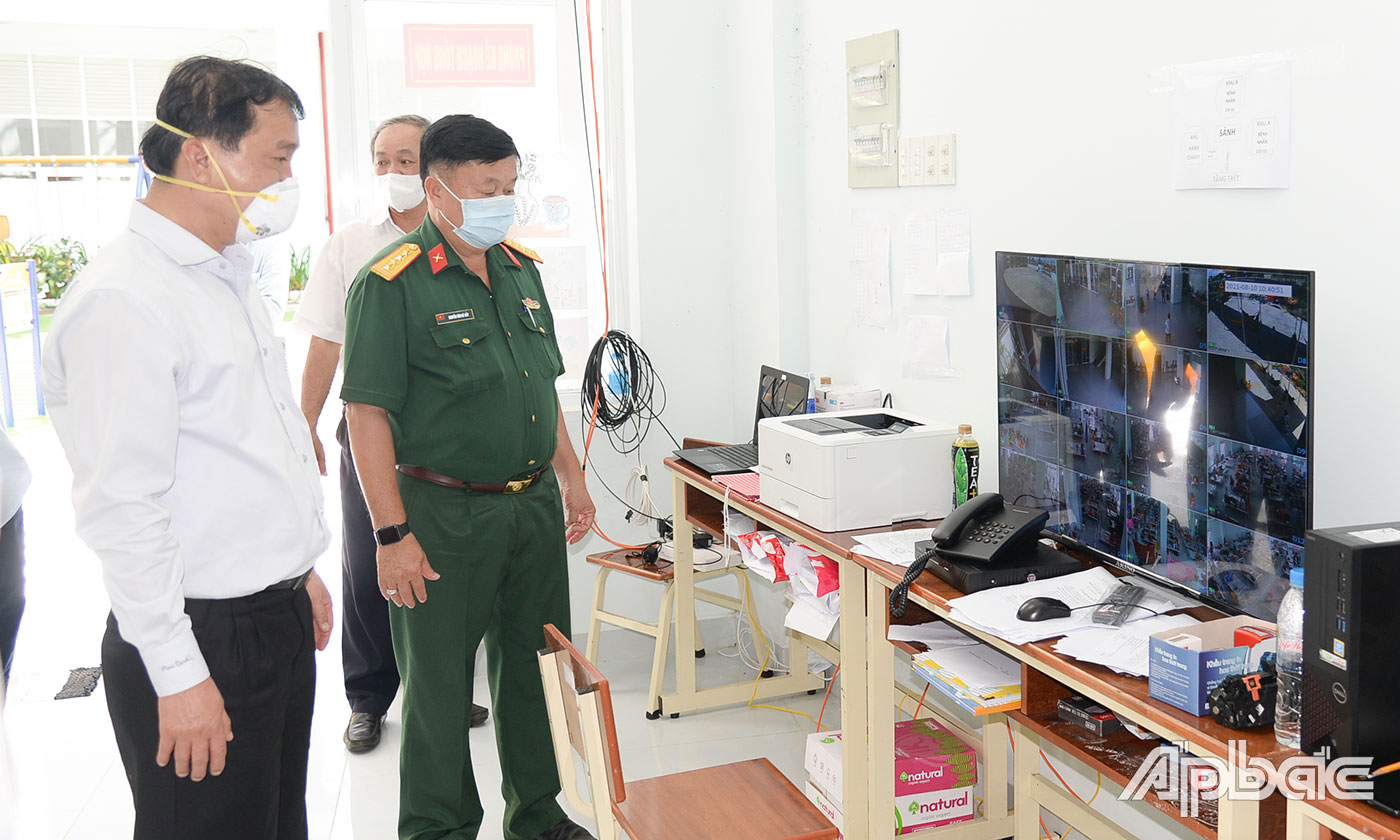 Đồng chí Nguyễn Văn Vĩnh quan sát hệ thống camera giám sát tại Bệnh viện dã chiến điều trị Covid-19 số 5.