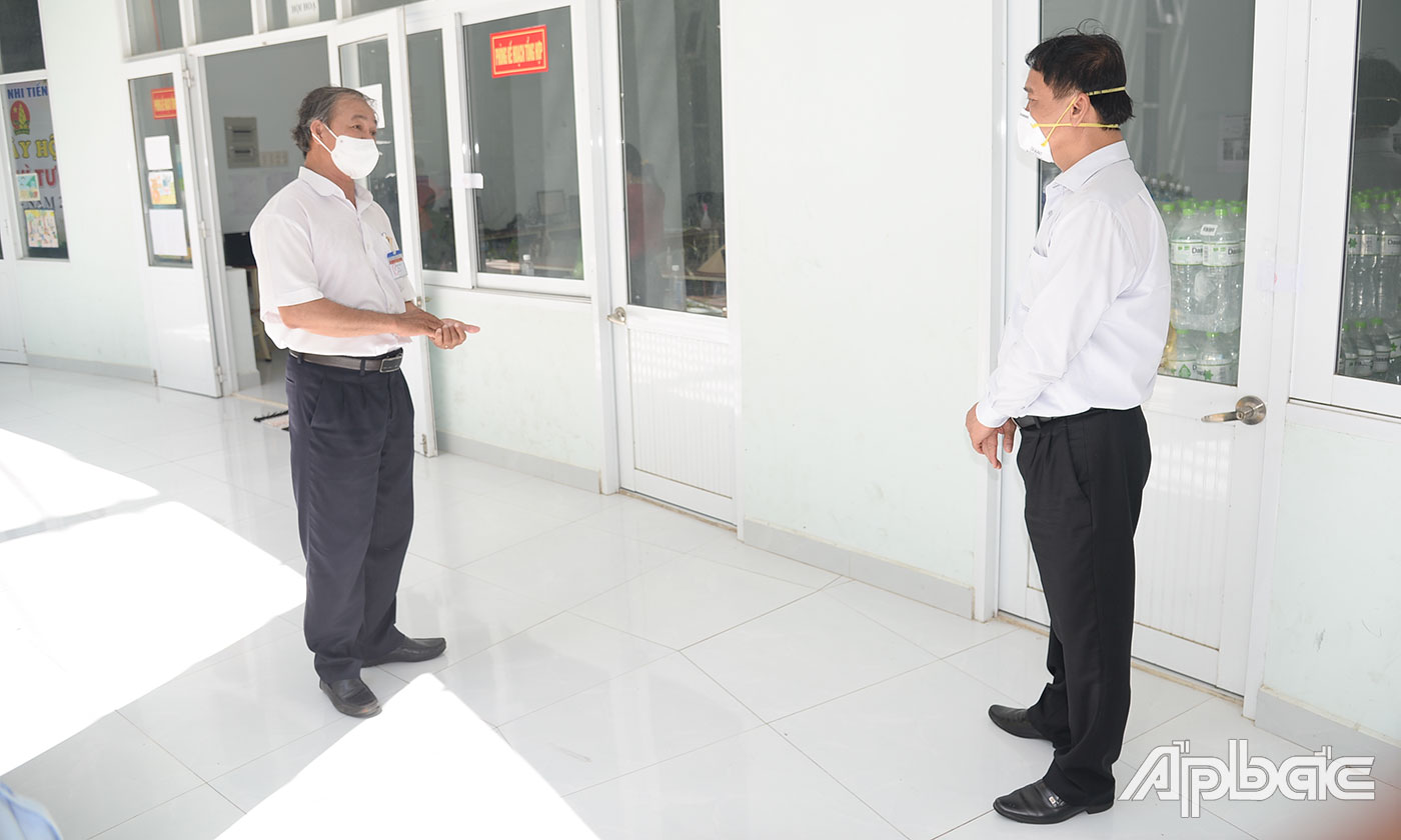 Đồng chí Nguyễn Văn Vĩnh trao đổi với lãnh đạo Bệnh viện dã chiến điều trị Covid-19 số 5.