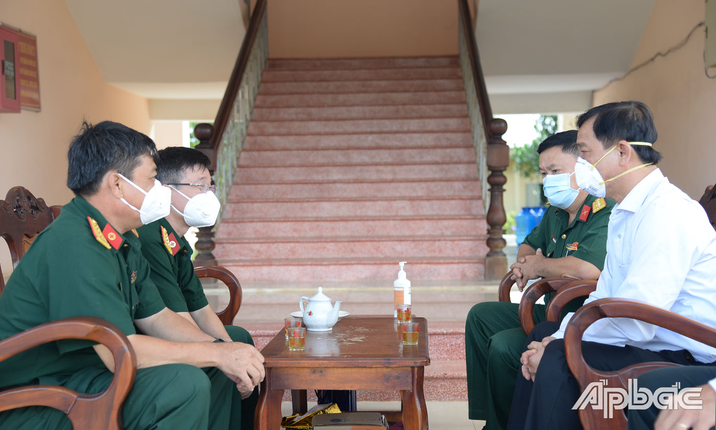 Đồng chí Nguyễn Văn Vĩnh trao đổi với lãnh đạo  Bệnh viện dã chiến điều trị Covid-19 số 6.
