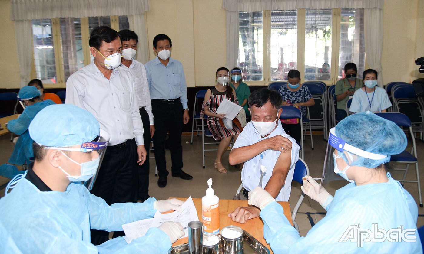 Chủ tịch UBND tỉnh Nguyễn Văn Vĩnh kiểm tra công tác tiêm vắc xin Covid-19 cho người dân tại điểm Trung tâm VH-TT-DL tỉnh