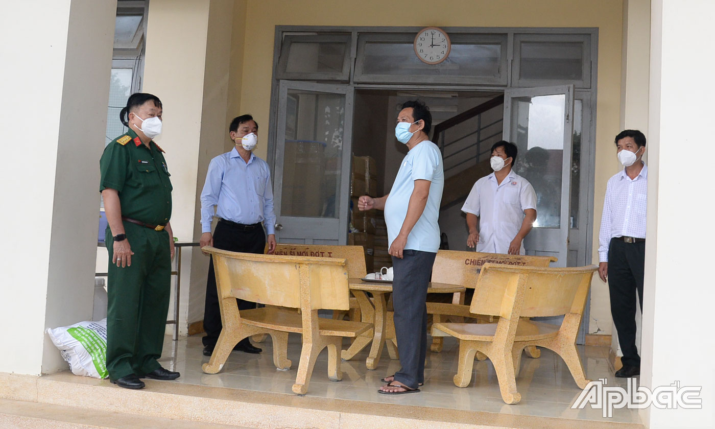 Đồng chí Nguyễn Văn Vĩnh trao đổi một số nội dung tại Bệnh viện Dã chiến số 3 (cơ sở 2).