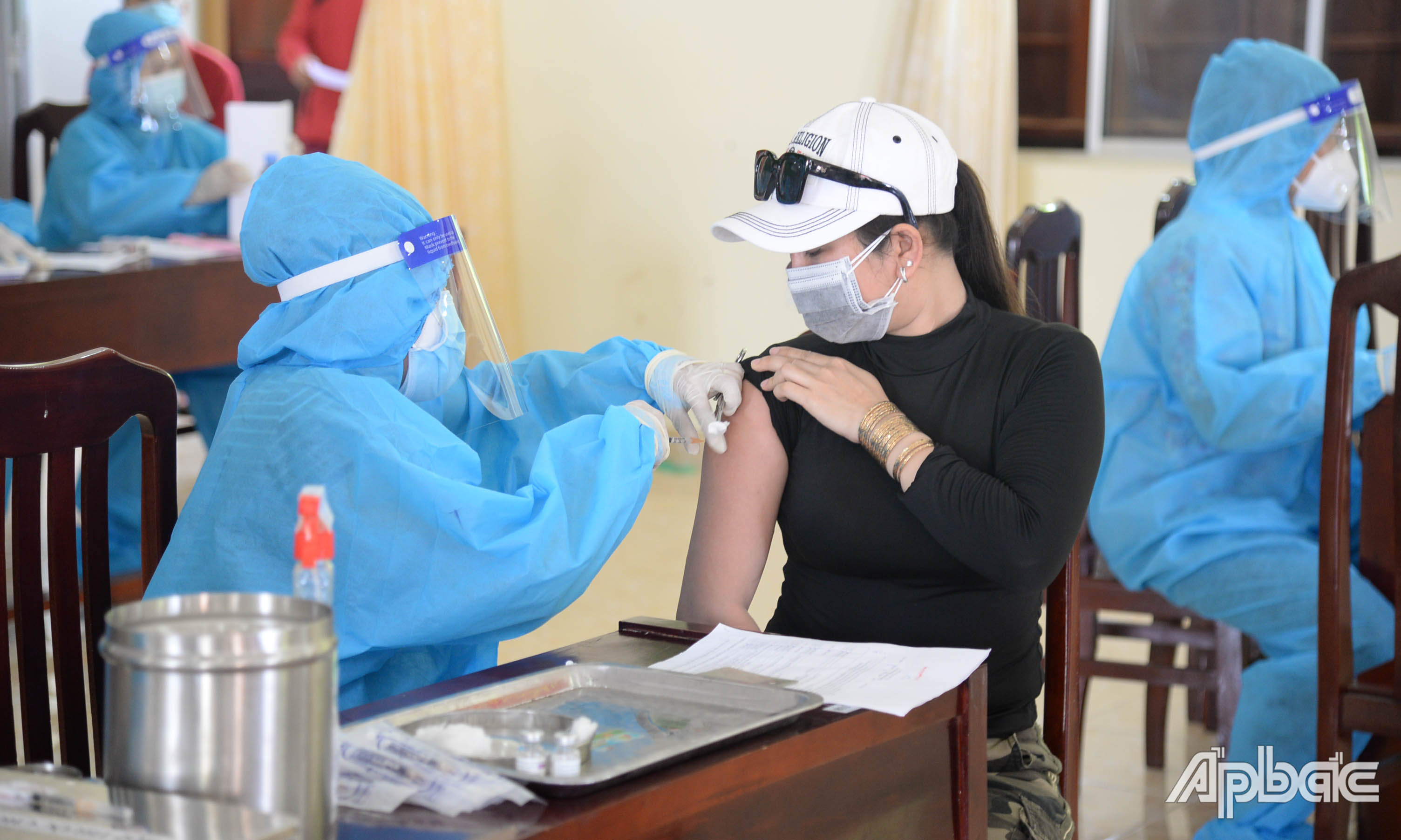 Người dân đến tiêm vắc xin tại Nhà Văn hóa xã Phước Thạnh, TP. Mỹ Tho.