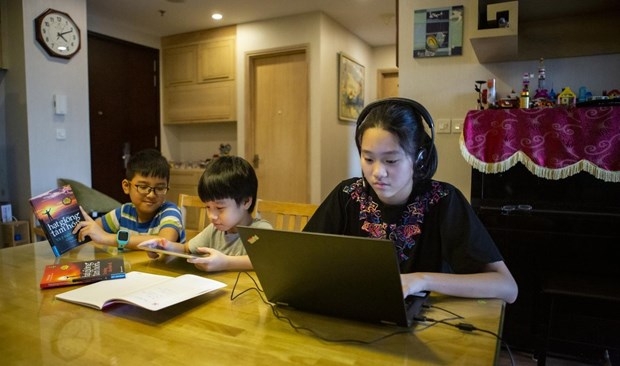 A female office worker in Hanoi works at home, April 2020. (Photo: UNICEF Vietnam).