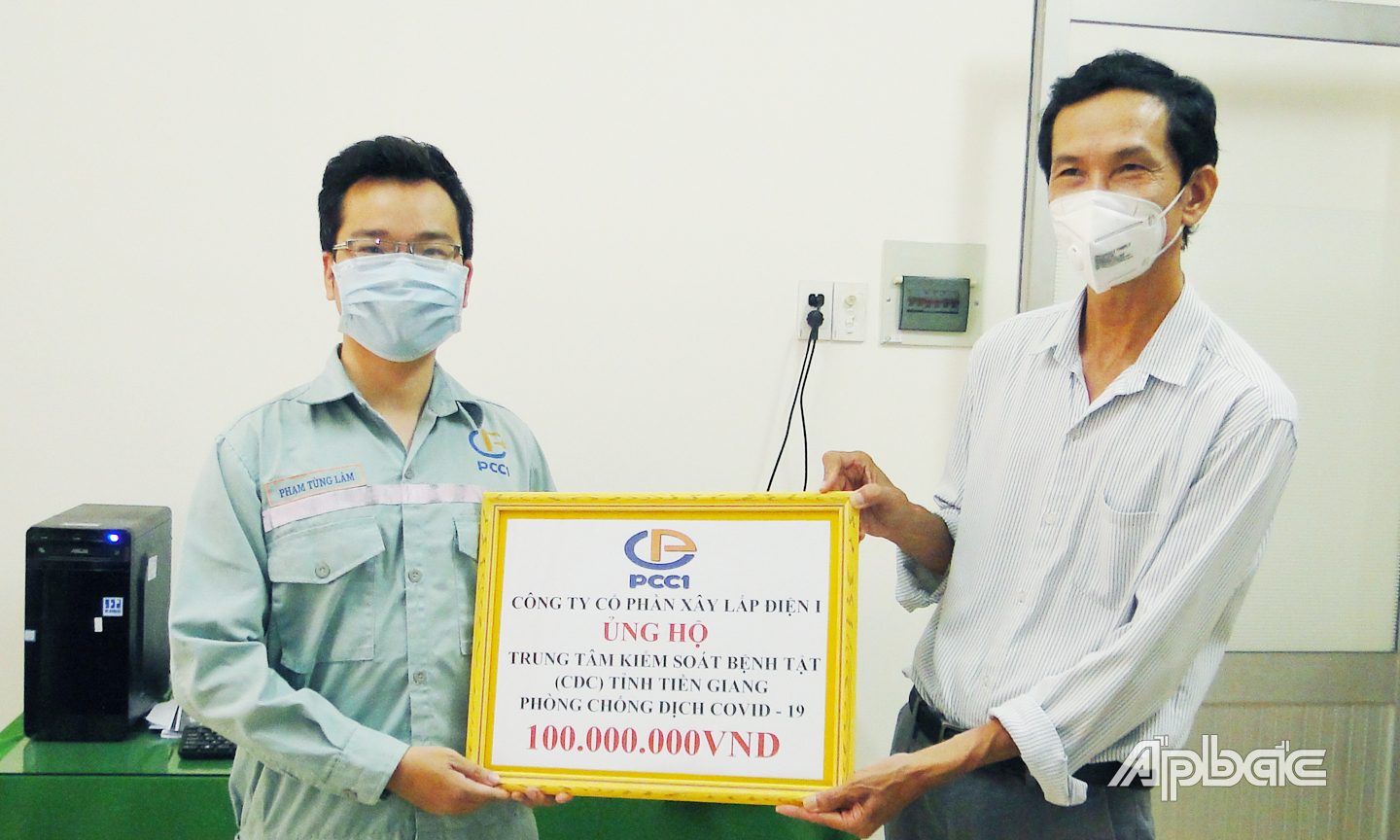 Bác sĩ chuyên khoa 2 Lê Đăng Ngạn, Phó Giám đốc CDC đã tiếp nhận bảng tượng trưng số tiền 100.000.000 đồng từ ông Phạm Tùng Lâm, Giám đốc Dự án Nhà máy điện gió Tân Phú Đông 2