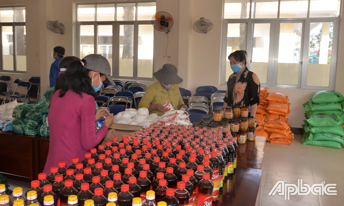 Chị Ngô Thị Hạnh Nhu (bìa phải) tham gia phát quà cho người dân có hoàn cảnh khó khăn.