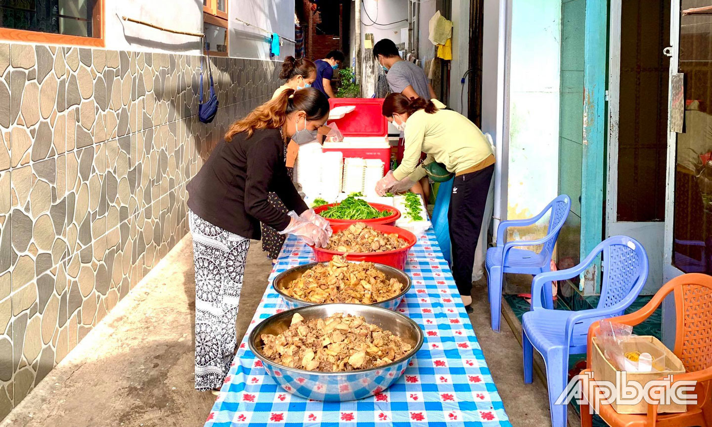 “Nhà ăn 0 đồng” của Nhóm thiện nguyện Nhựt Tâm Lê chuẩn bị các phần ăn miễn phí cho người dân có hoàn cảnh khó khăn.