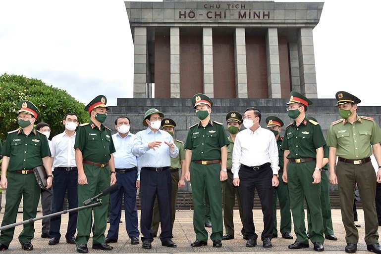  PM Pham Minh Chinh (third from left) with the staff the Management Board of Ho Chi Minh Mausoleum. (Photo: NDO/Tran Hai).