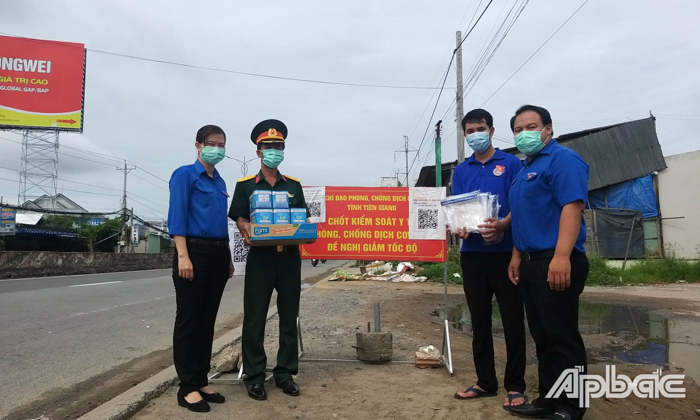 Đồng chí Nguyễn Thị Mỹ Nương (bìa trái) thăm, tặng quà chốt kiểm soát phòng, chống dịch Covid-19.