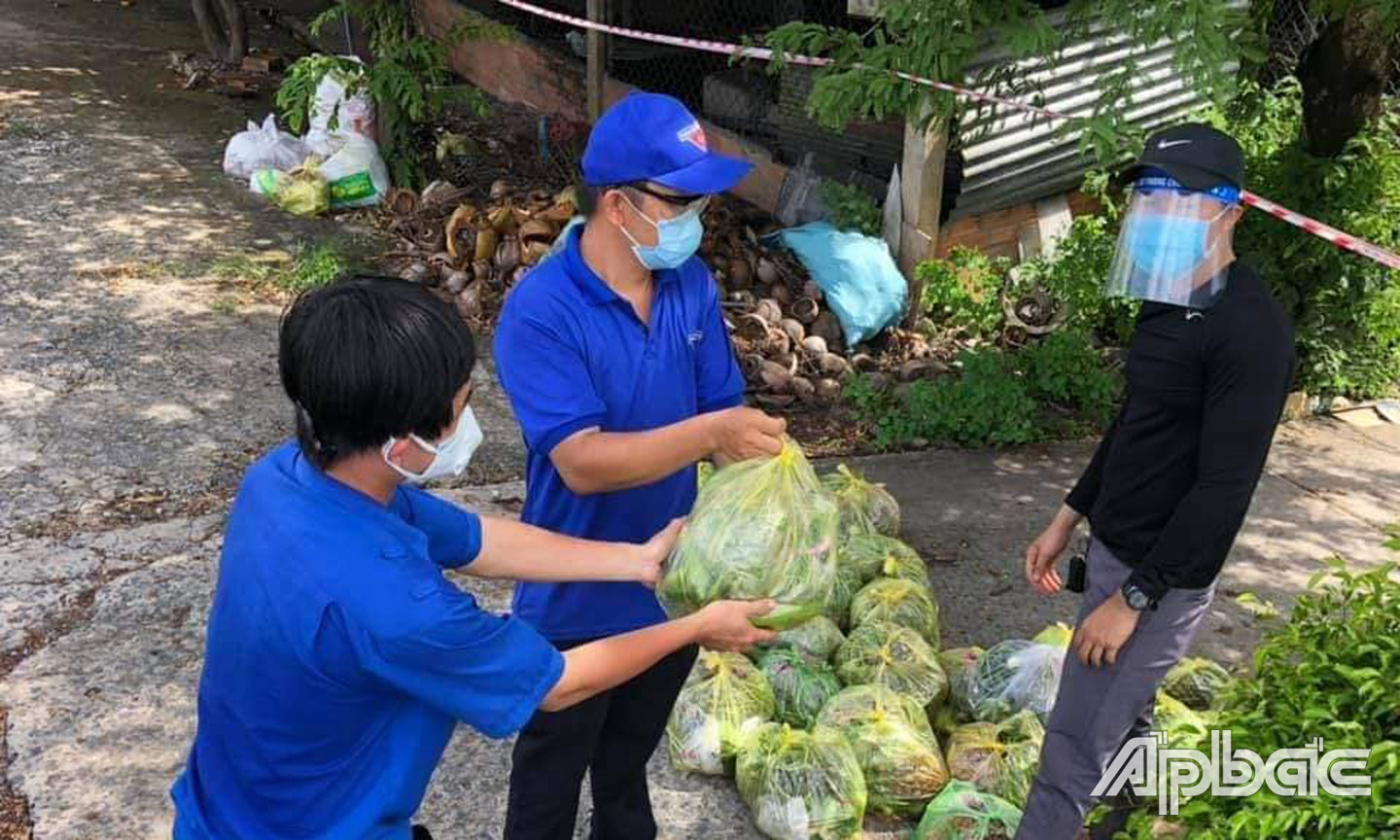 Đoàn viên huyện Tân Phước vận chuyển nhu yếu phẩm đến người dân ở khu vực phong tỏa.