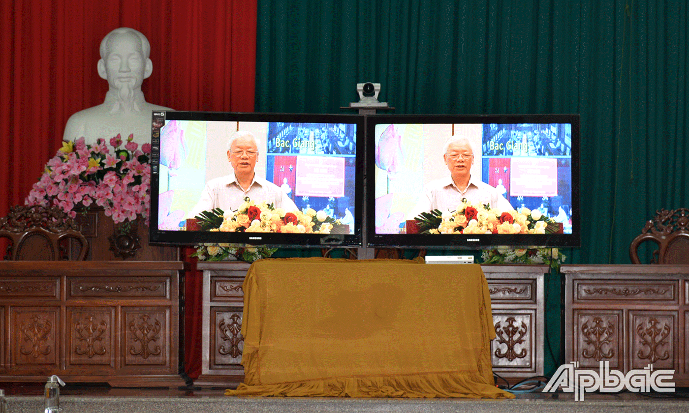 Tổng Bí thư Ban Chấp hành Trung ương Đảng Cộng sản Việt Nam Nguyễn Phú Trọng phát biếu tại hội nghị. (hình chụp tại điểm cầu Tiền Giang). 