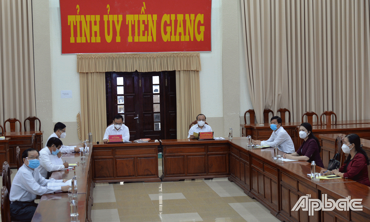 Đồng chí Võ Văn Bình và đồng chí Nguyễn Chí Trung chủ trì tại điểm cầu Tiền Giang.