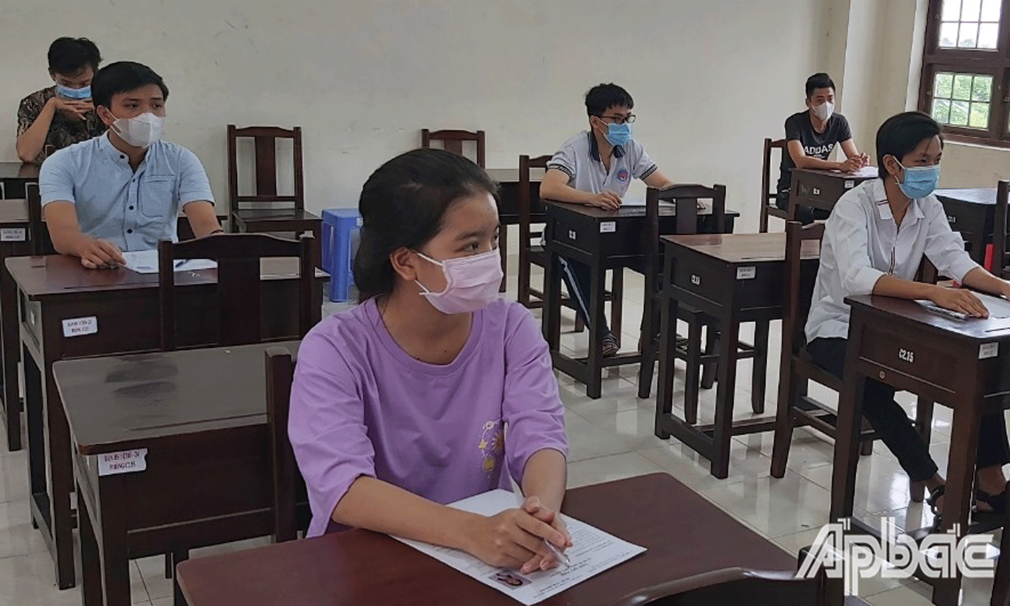 Thí sinh dự thi tốt nghiệp THPT đợt 2 tại Trường THPT Chuyên Tiền Giang. 