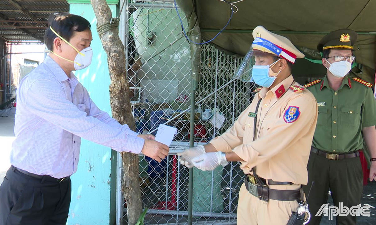 Đồng chí Nguyễn Văn Vĩnh tặng quà động viên lực lượng làm nhiệm vụ tại chốt kiểm soát phòng, chống dịch Covid-19 trên địa bàn huyện Châu Thành.